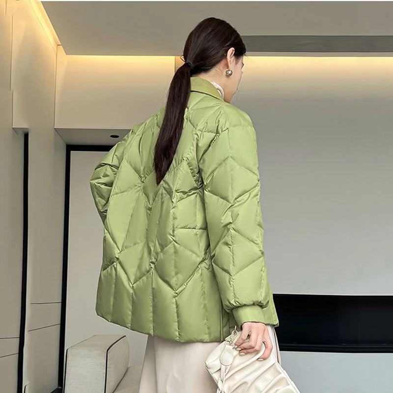 Женское однотонное пуховое пальто со складками и большими карманами