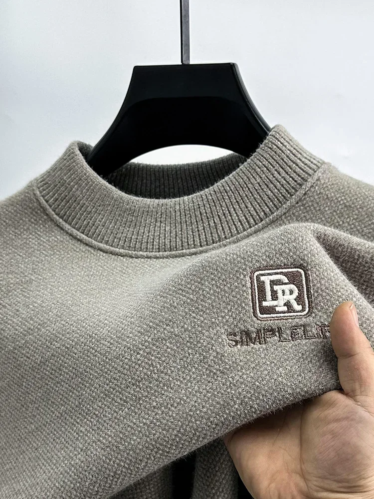 Мужской бархатный пуловер с круглым вырезом и вышивкой