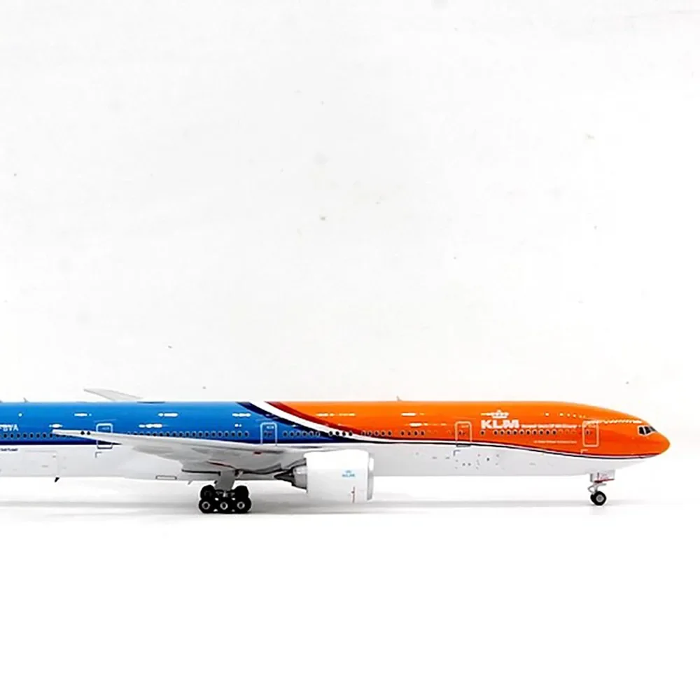 Литая модель летательного аппарата Phoenix 11860 KLM с отделкой в масштабе 1/400