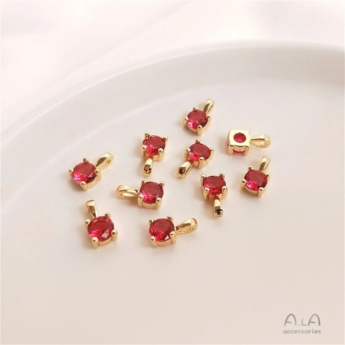 Маленький кулон из 14-каратного настоящего золота с инкрустацией цирконием и