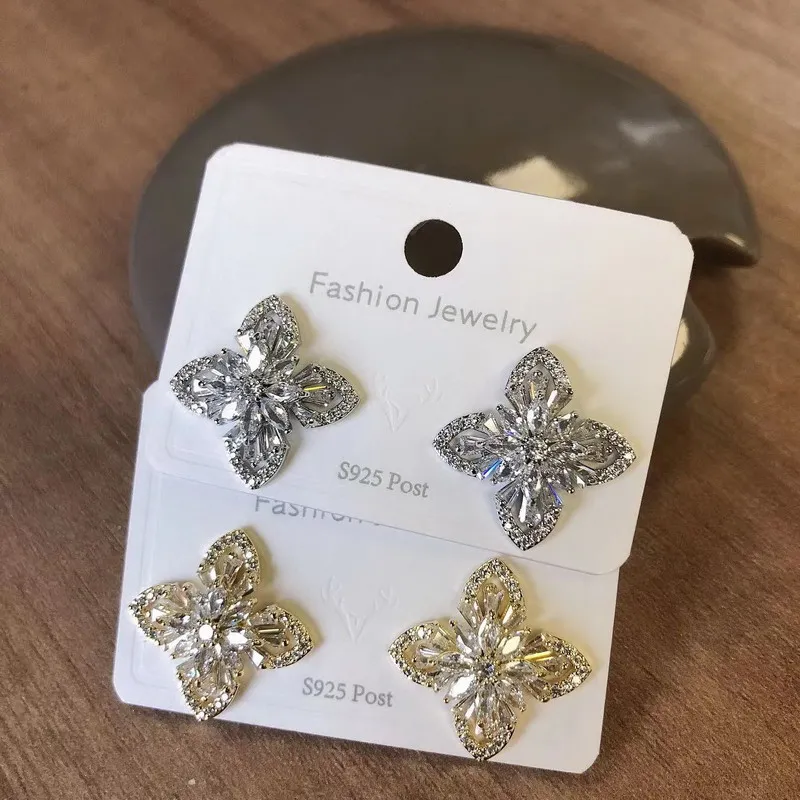 

Woman Simple Design Silver And Gold Earrings Korean Fashion Stud Earrings For Women Jewelry Party Earrings Wedding Lucky Earring