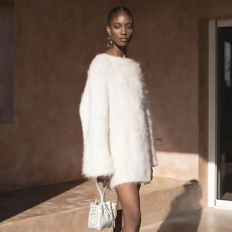 Женский мохеровый свитер с открытой спиной