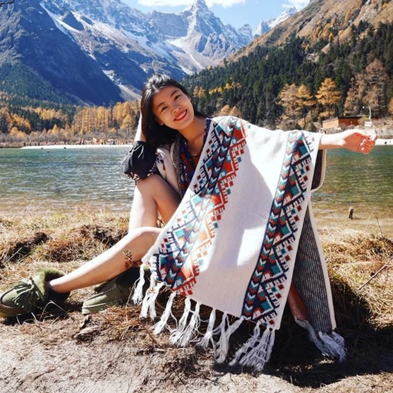 Женское вязаное пончо накидки на осень-зиму богемное с кисточками зимняя одежда