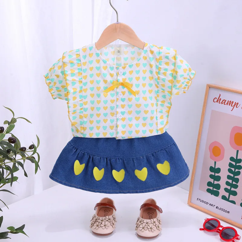 

2022 милые детские костюмы с юбкой, летняя модная одежда для младенцев с принтом Love, одежда для маленьких девочек, топы с бантом + джинсовая пли...