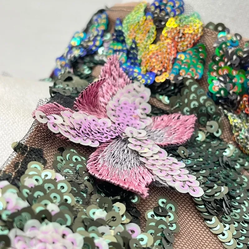 Женское мини-платье с блестками и лямкой на шее