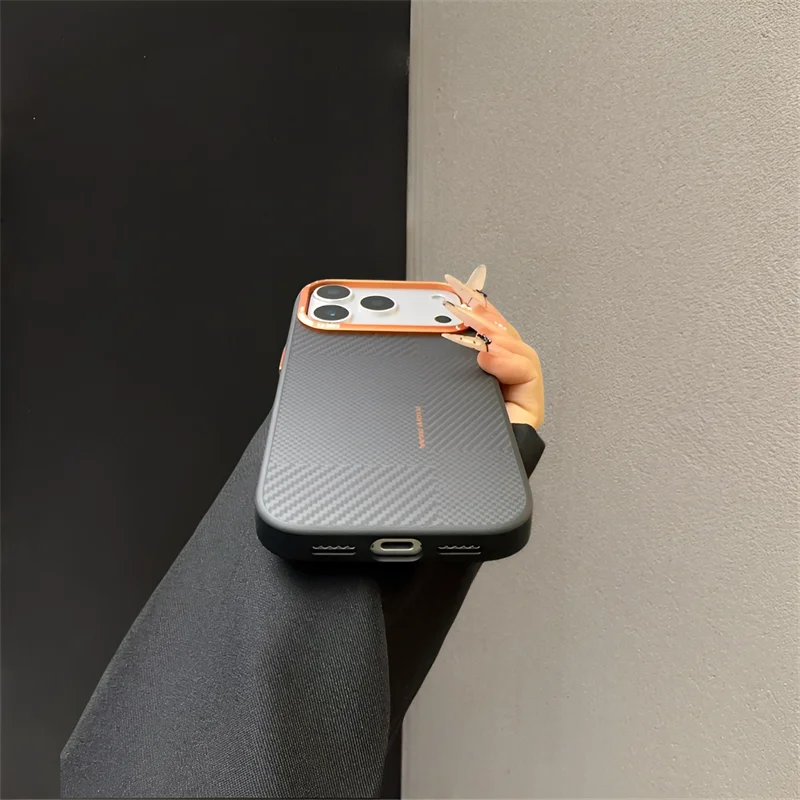 Фото Магнитные матовые чехлы с текстурой карбона для iPhone 17, 16, 15 Pro Max с магнитной зарядкой, роскошные защитные чехлы для телефона с защитой камеры №4