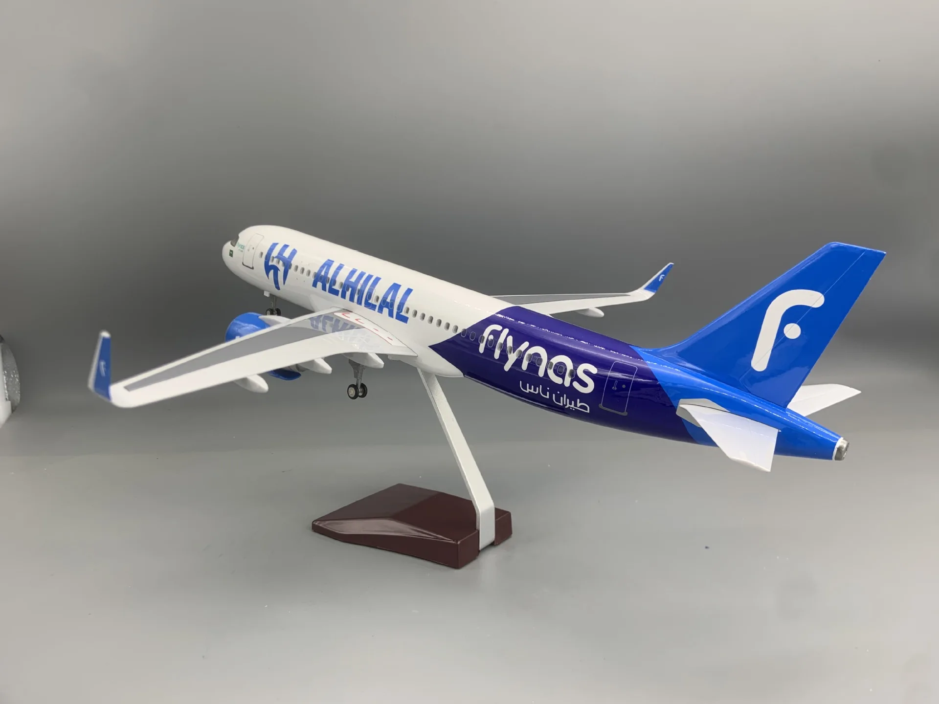 Фото Модель самолета Saudi Flynas A320neo, 47 см, статическая имитация, с подсветкой и колесами, литая под давлением, для домашнего декора №2