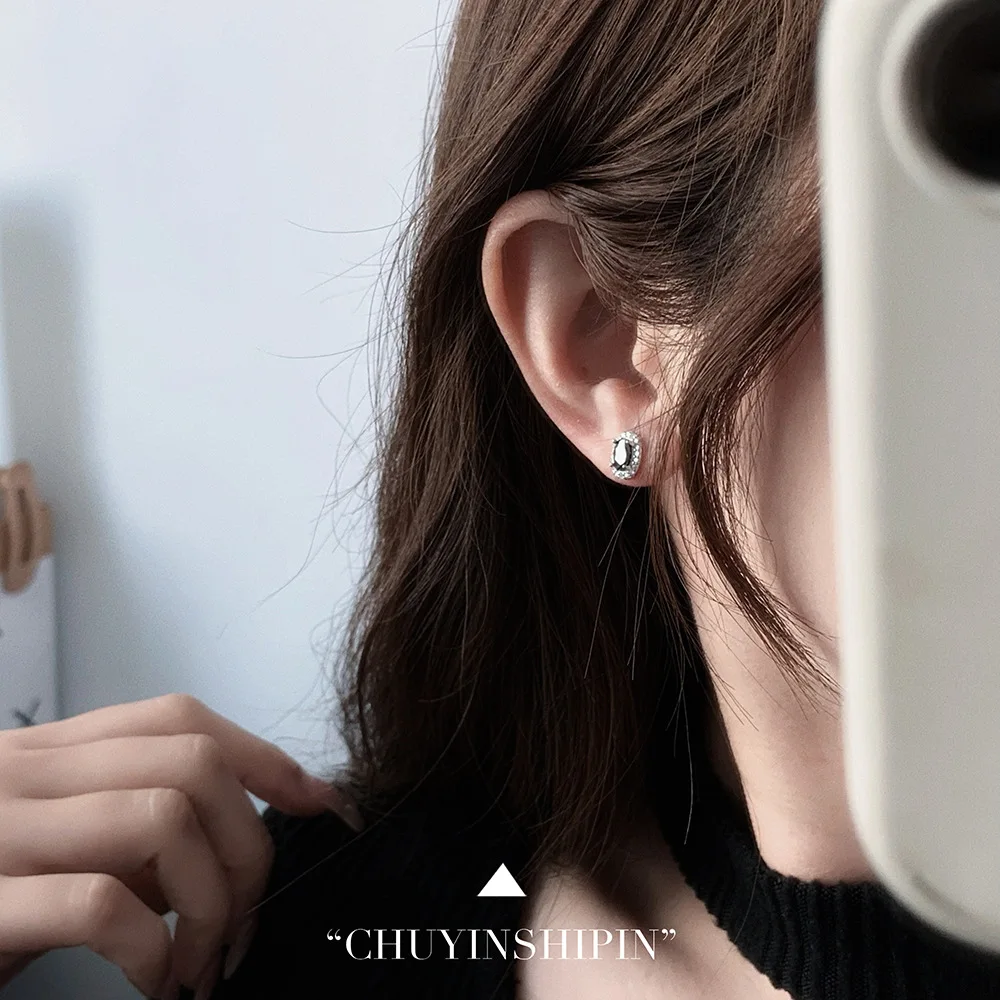 Женские серьги-гвоздики из серебра 925 пробы с черным Цирконом