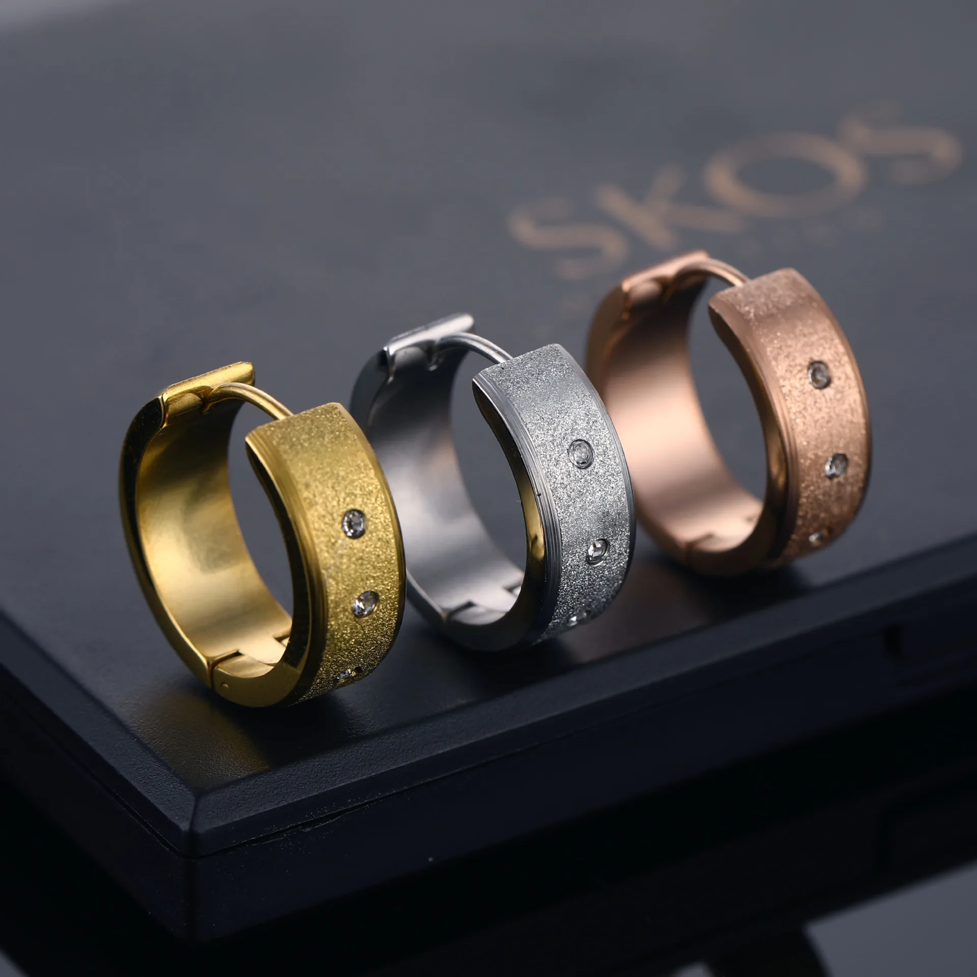 

2022 New Ladies Rhinestone Earrings Punk Cartilage Stud Earrings Pierced Earrings Fashion Stainless Steel Jewelry