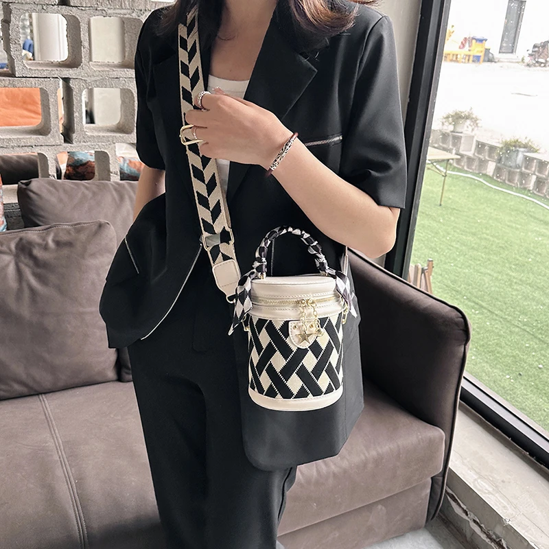 

Женская сумка-цилиндр, новая модная нишевая Ретро сумка-мешок высокого качества с ромбовидным диагональным перекрестным плечом, Портативная сумка-мешок