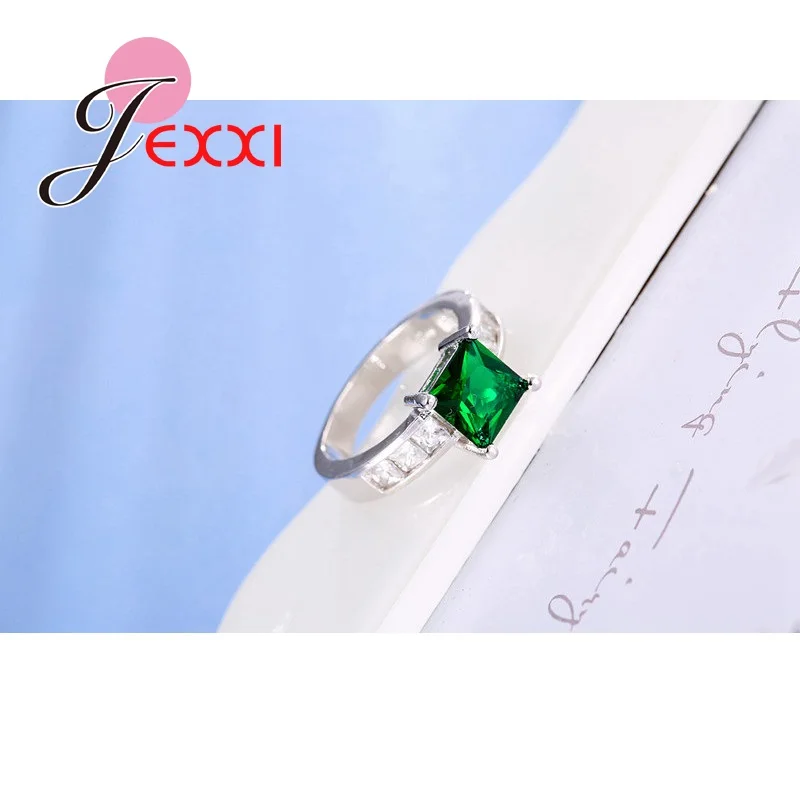 Весенне-зеленое кольцо с квадратным кристаллом и камнем классическое серебряное