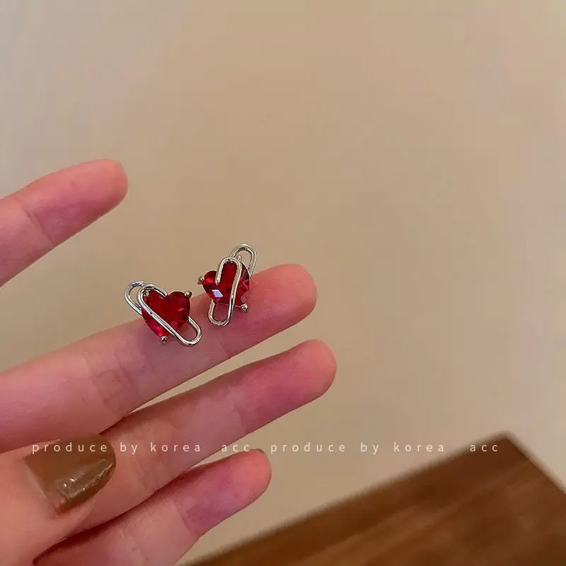 

2022 Симпатичные крутые металлические зажимы женская модель милые металлические зажимы красное сердце клипса для ушей циркониевые серьги-гв...
