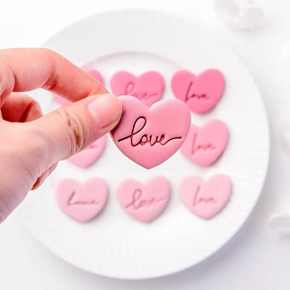 

4Pcs/Set Useful Valentine's Day Love Heart Shape Fondant Molds Handiwork Chocolate Molds Scentless Kitchen Gadgets