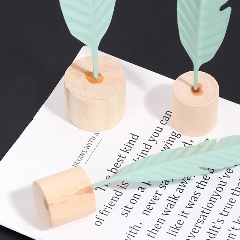 

Creative Miniature Figurines Iron Feather Decorative Solid Wood Round Base Metal Ornament TV Cabinet Desktop Decoration Gifts