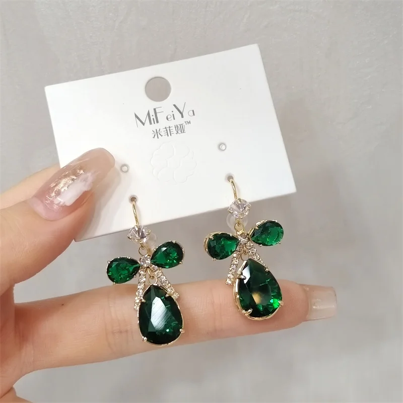 

Европейские и американские модные серьги в форме капли воды, женские медные инкрустированные цирконами, модные высококачественные аксессу...