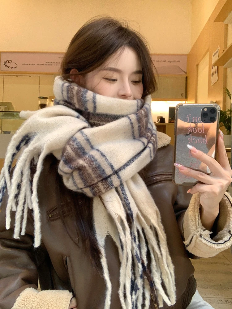 Вязаный шарф зимний женский и мужской клетчатый с кисточками в консервативном