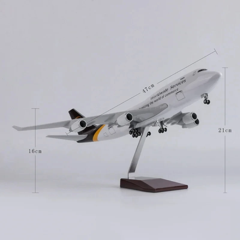 Коллекционный предмет модели самолета Boeing 747 масштаб 1/157 с фотохромными колесами