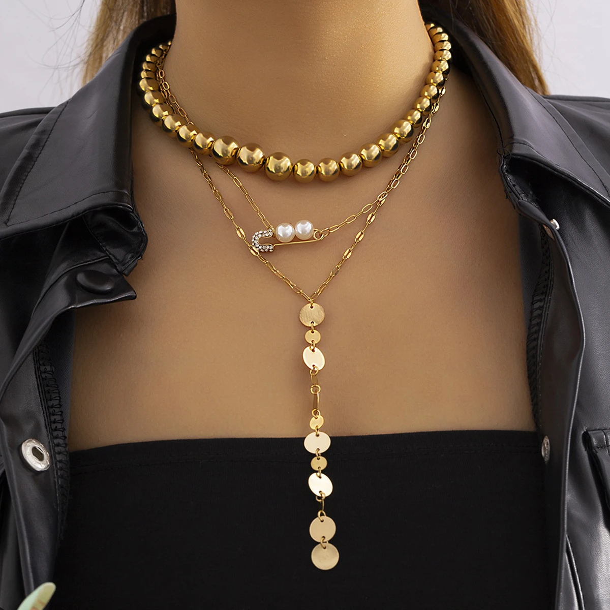 

Женское колье-чокер с большим пластиковым шариком