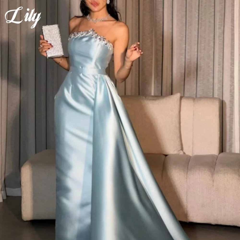 Элегантное вечернее платье синего цвета с блестящими стразами и открытой спиной