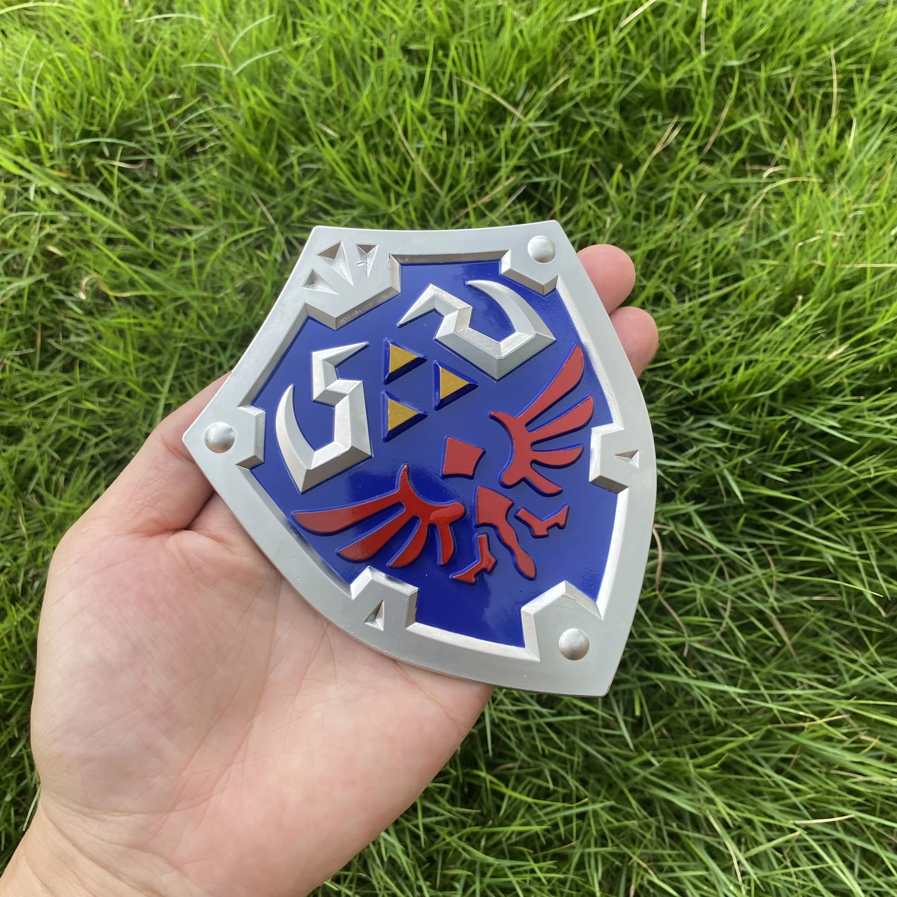 

Large Size Toy Metal Zelda Hylian Shield Link Shield Aolly Miniatur Blunt Blade Gamer Gift Collection Room Display Art 4.7''