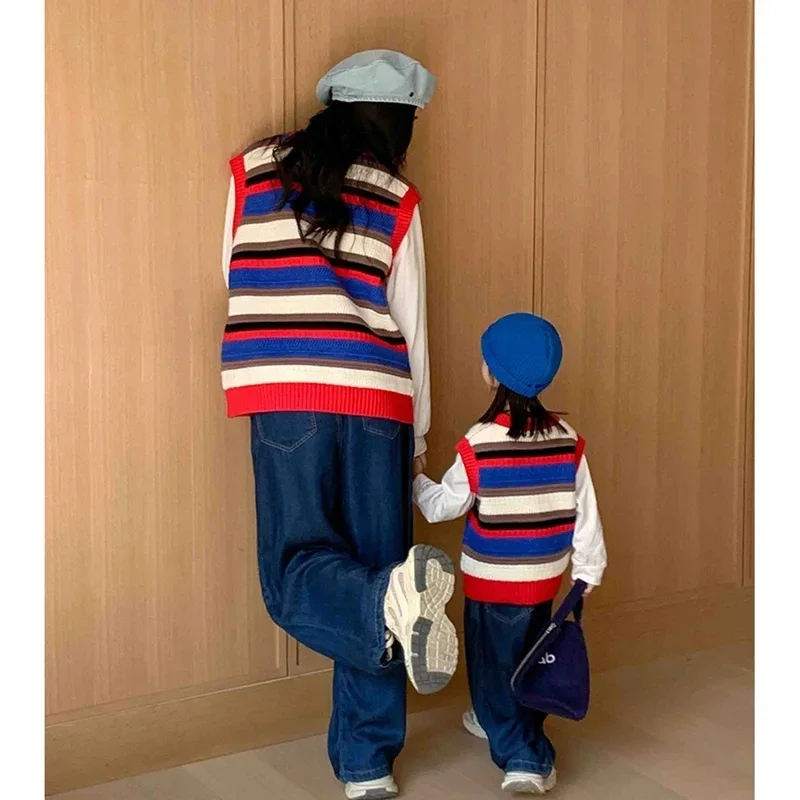 Вязаный жилет без рукавов для мамы и сына в полоску