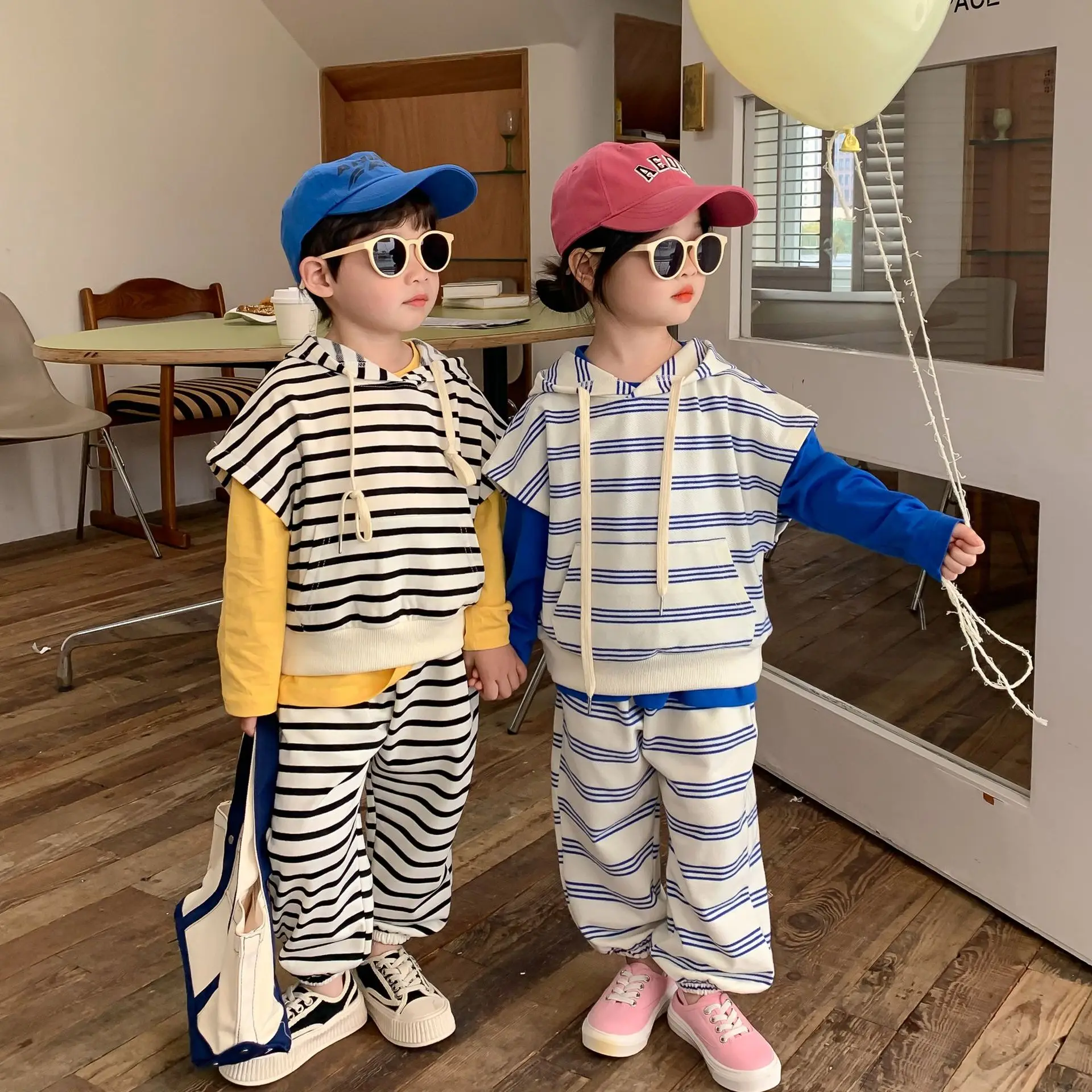 

Комплект детской одежды, костюм в полоску, весна 2023, корейский костюм из двух предметов для мальчиков, жилет с капюшоном в полоску + брюки, по...
