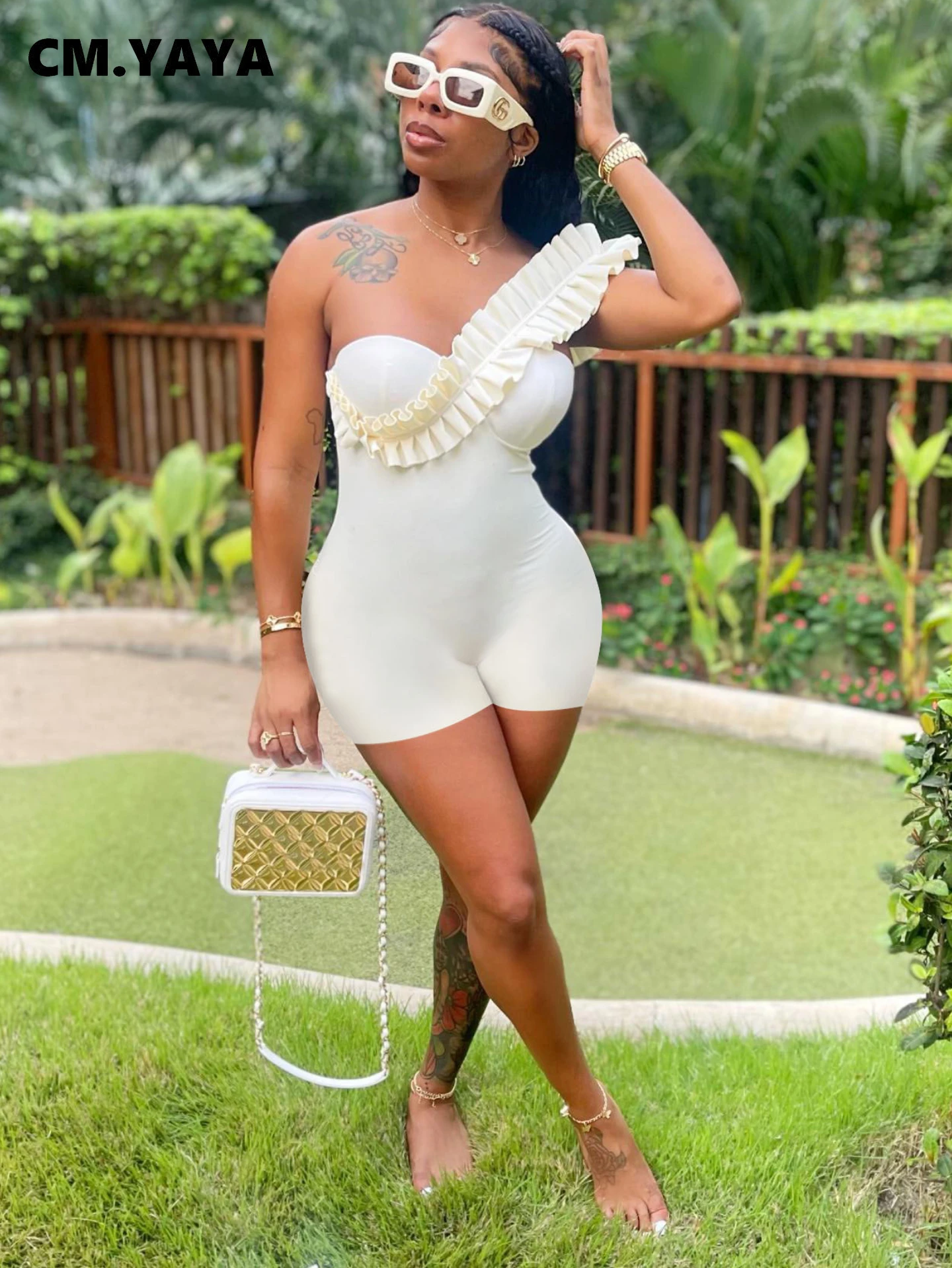 Женский комбинезон с оборками CM.YAYA белый облегающий эластичный одним открытым