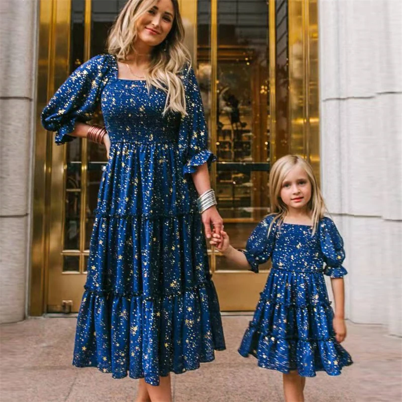 

Платье для мамы и дочки с квадратным вырезом, Семейный комплект с пышными рукавами, модная одежда для мамы и дочки, платье для маленьких женщ...