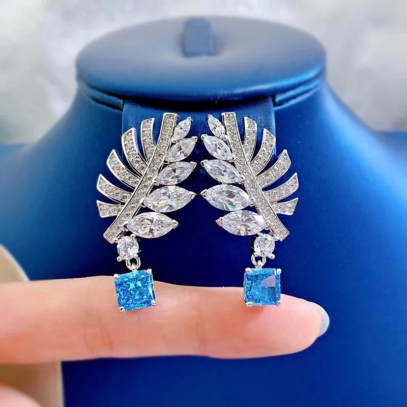 

Серьги из серебра 925 пробы с инкрустацией из Высокоуглеродистых бриллиантов