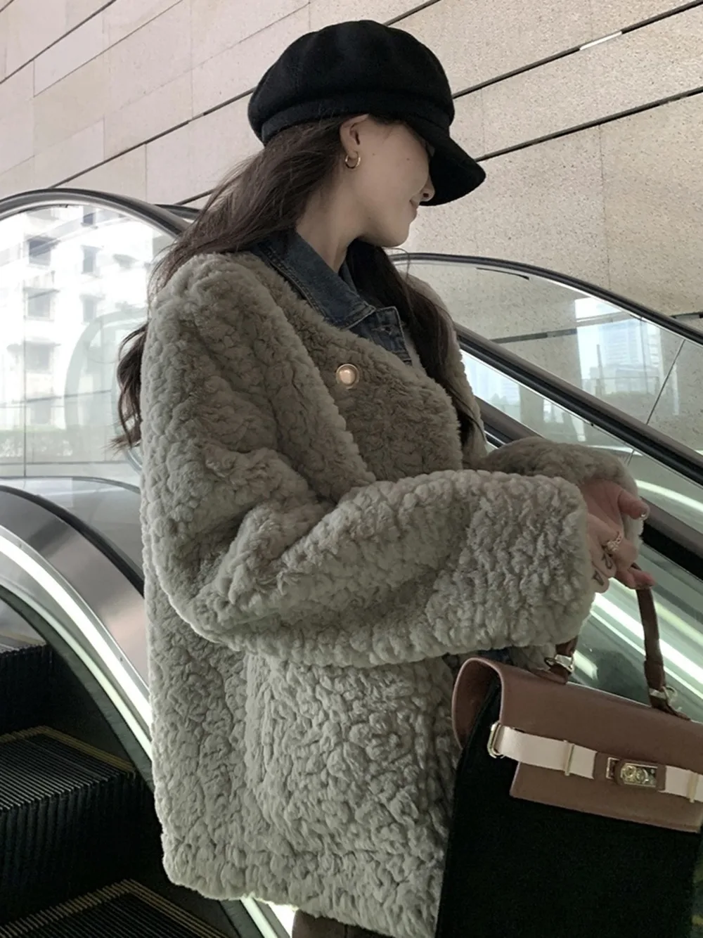 

Куртка женская зимняя однобортная из овечьей шерсти с V-образным вырезом