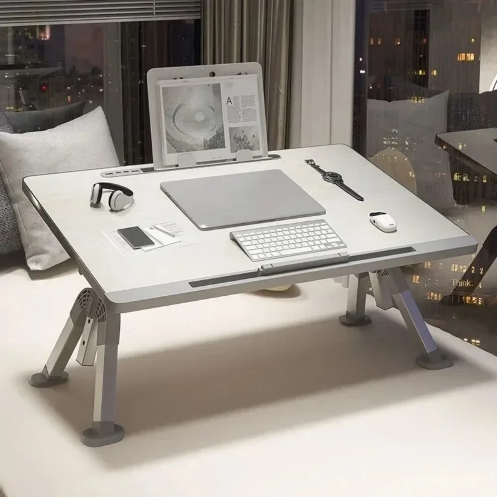 Эркер в спальне кровать общежитии небольшой столик студенческий ноутбук стол