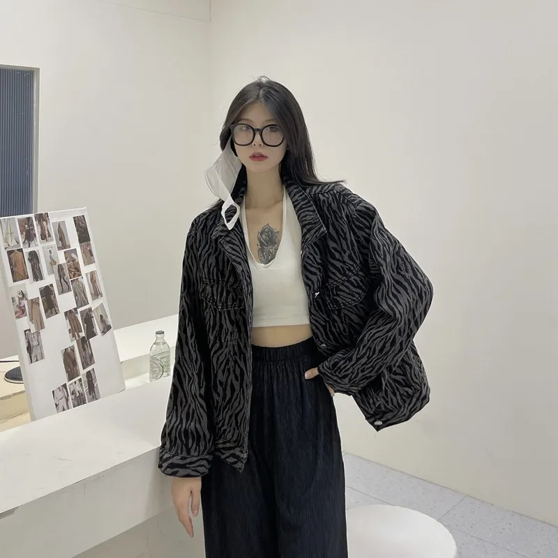 Женская джинсовая куртка в полоску с зеброй демисезонная однобортная Свободная