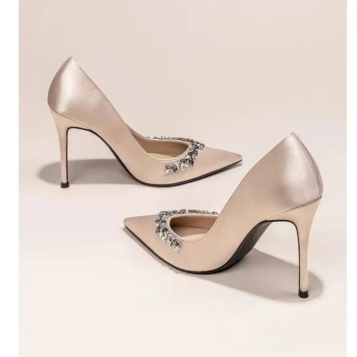 Атласные туфли-лодочки на шпильке с острым носком во французском стиле женские