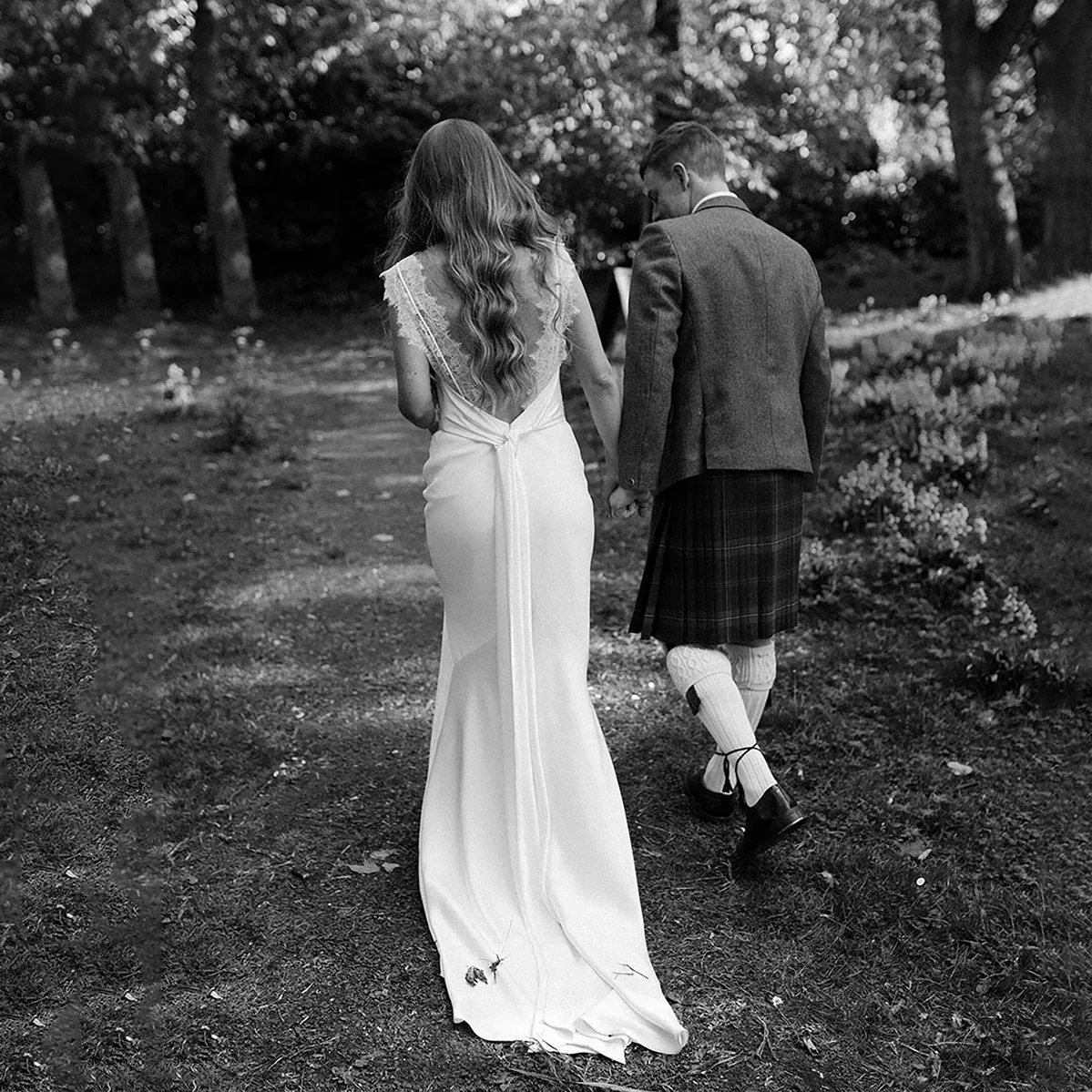 

Open Back Lace Simple Sheath Wedding Dress Satin Self Tie Belt V Neck Low Cut Spaghetti Straps Sleeveless Columm Bridal Gown