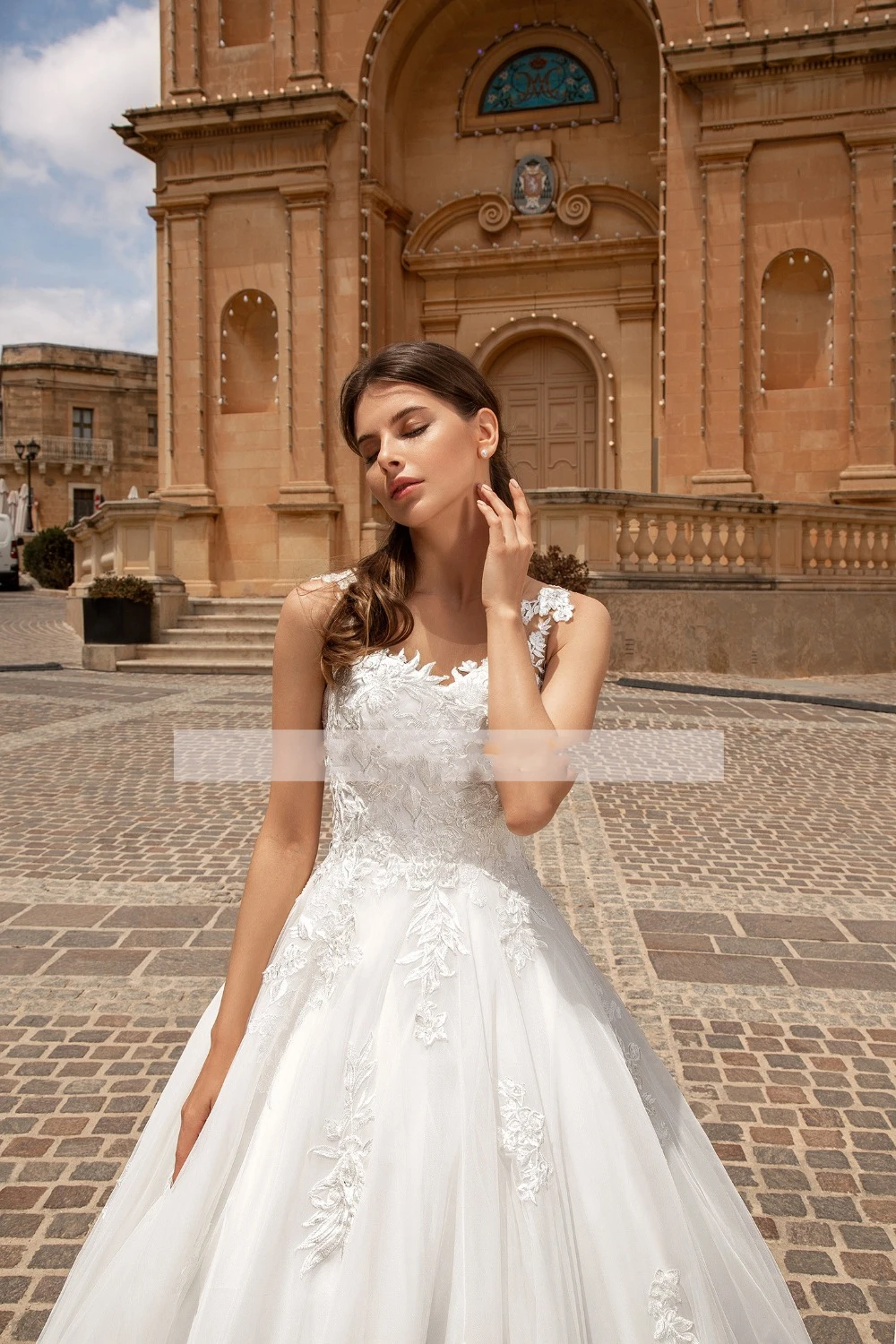 

Charming Lace Appliques Ball Gown Wedding Dress 2022 Illusion Button Back Sleeveless Bridal Gowns For Women Robe De Mariée