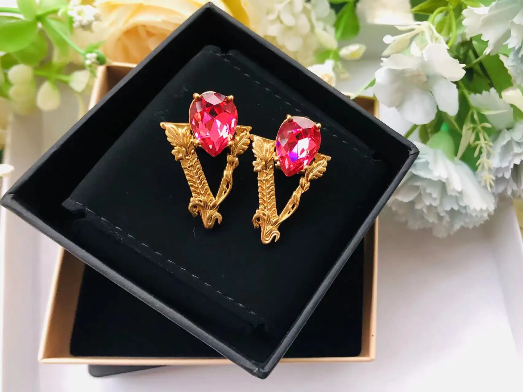 

European and American fashion temperament vine bonus crystal V-shaped exquisite earrings