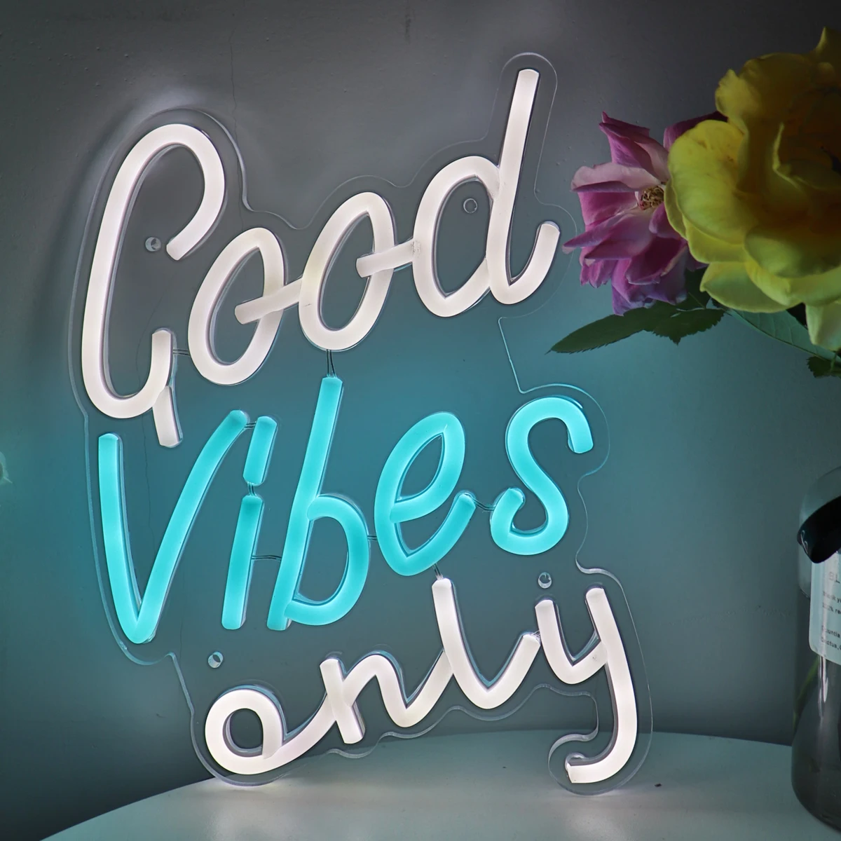 Рисунок 3 - крутая надпись «Good Vibes»