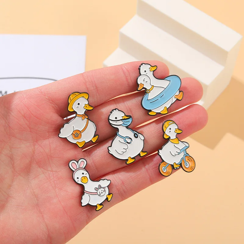 

Hot selling alloy animal ornaments brooch cartoon cute duck bake paint badge children friend gift