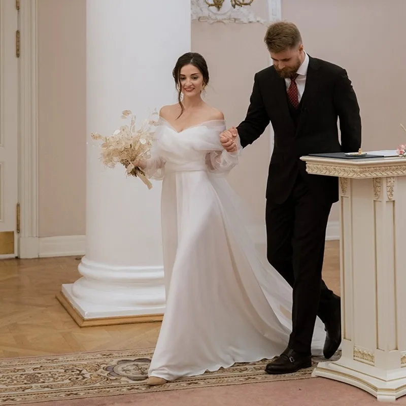 

Атласное свадебное платье с пышным длинным рукавом, без бретелек, с открытой спиной, трапециевидного силуэта, платье невесты с длинным шлей...