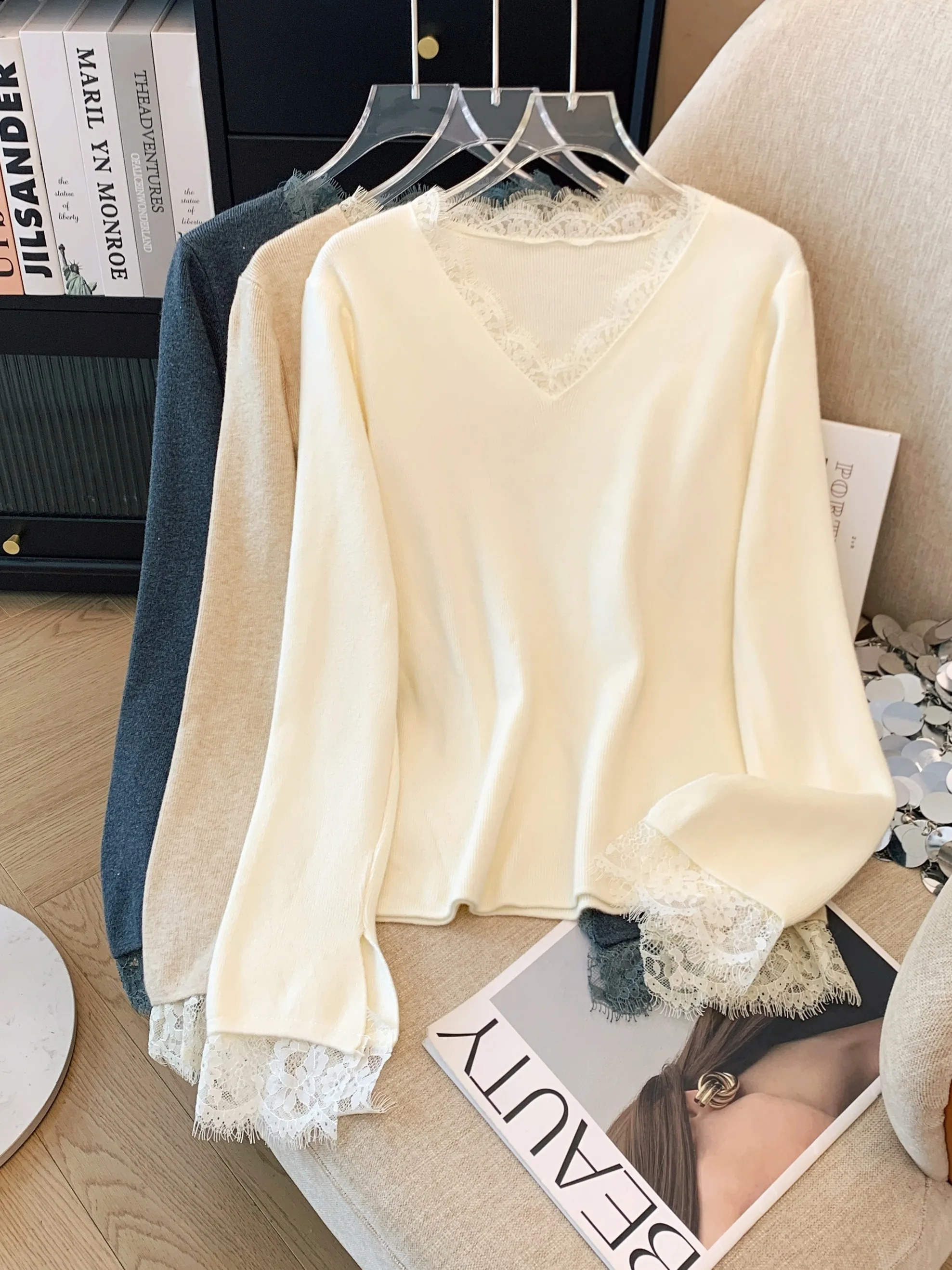 Белый вязаный женский свитер с v-образным вырезом и кружевной строчкой