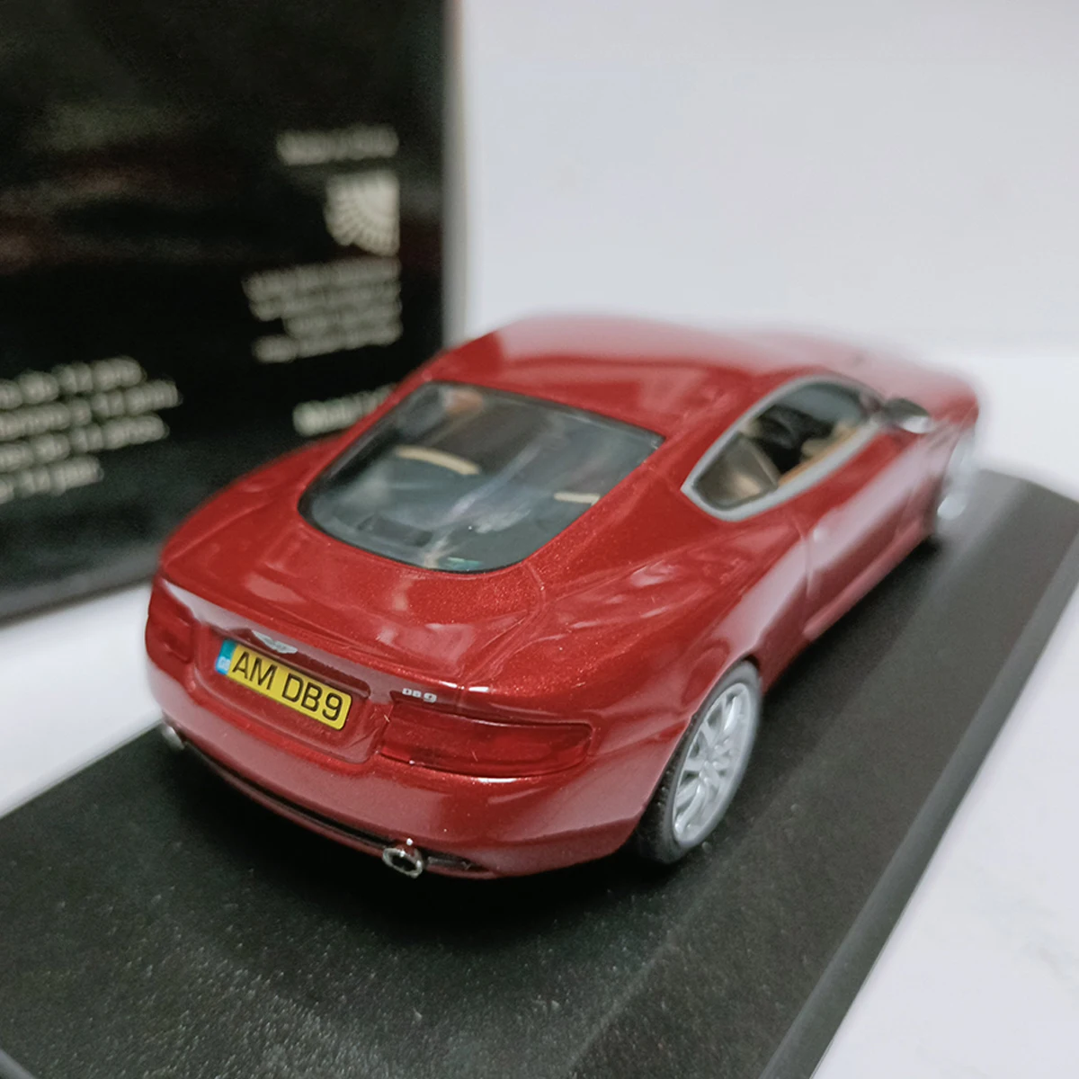 Фото Масштабная модель 1:43 из литого сплава: Aston Martin DB9 2003 года. Коллекционная классическая спортивная машина. Ностальгический сувенир, подарок для взрослых, статическая модель для демонстрации. №3