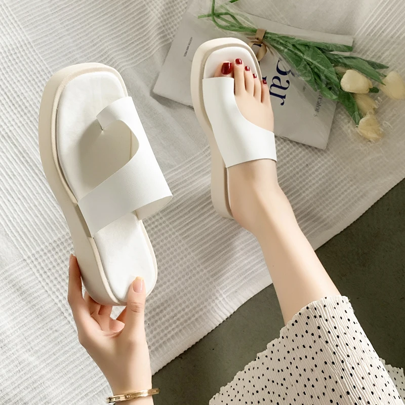 

Shoes Woman 2023 Rubber Flip Flops Slippers Casual Pantofle Med Platform Hawaiian Luxury New Flat Slides Rome PU Shoes Slippers
