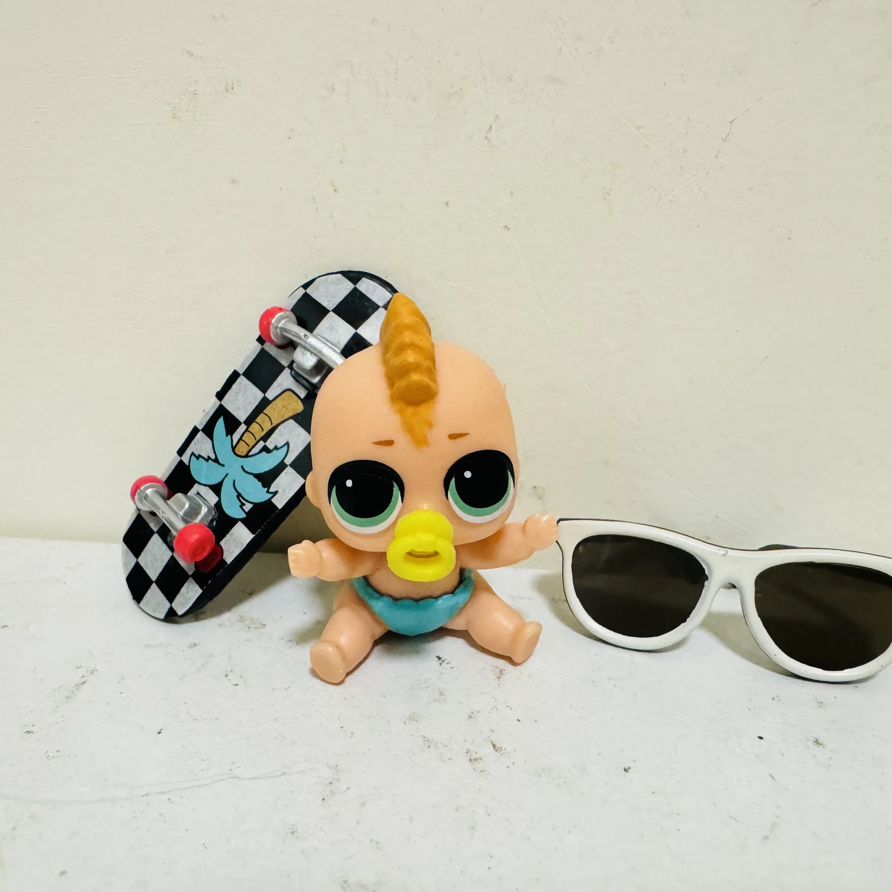 Оригинальная кукла MGA LOL 5 см скейтборд для мальчиков прекрасная редкая красивая в