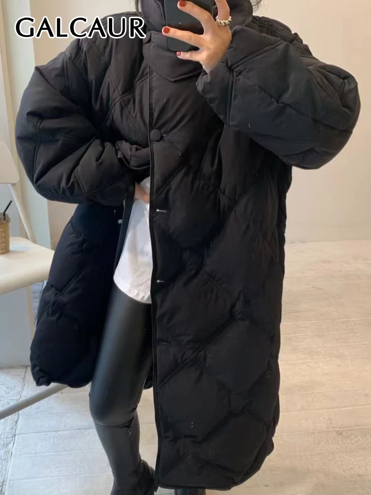 

Женский пуховик с воротником-стойкой, длинным рукавом и карманами