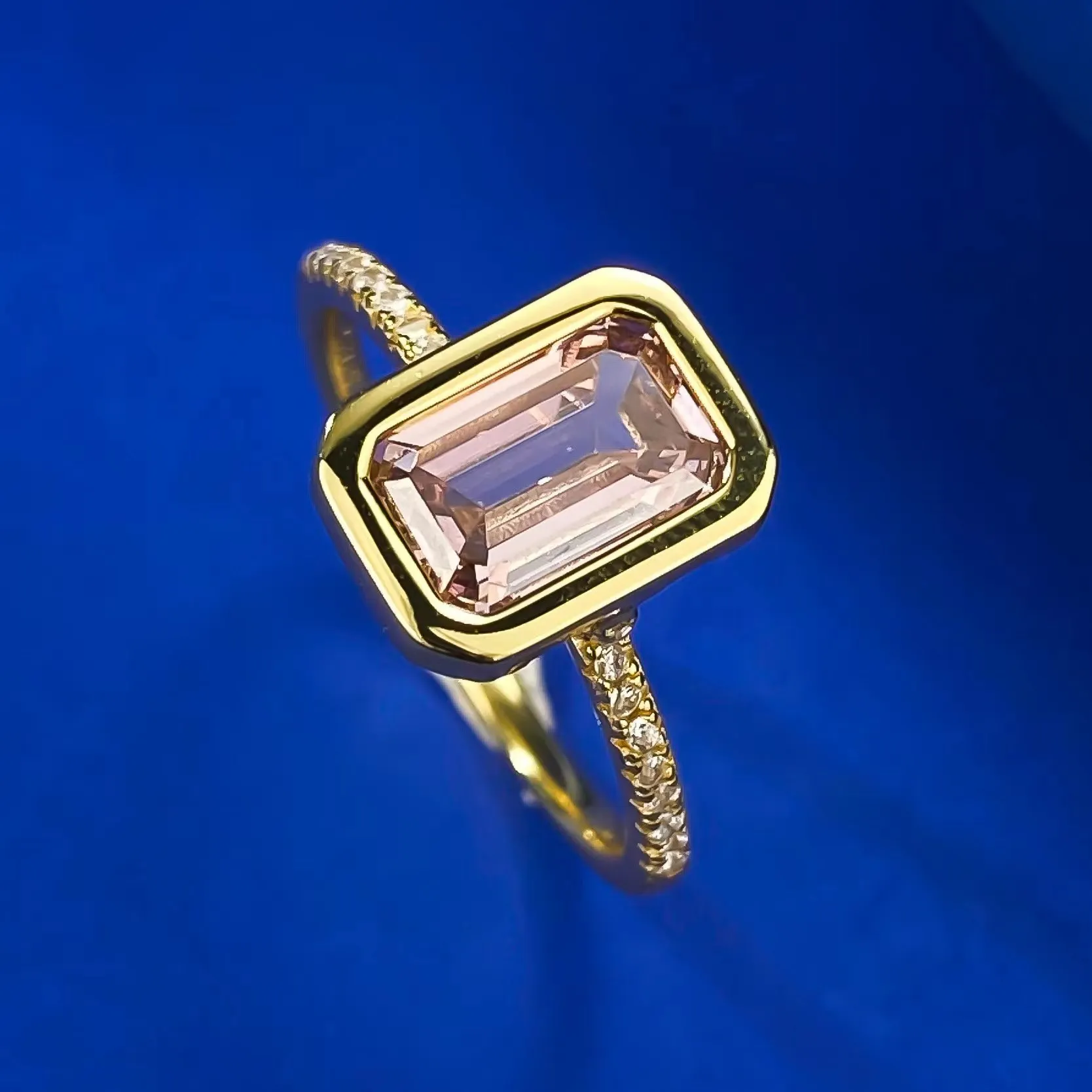 

Женское кольцо из серебра 18 К с изумрудом и сапфиром