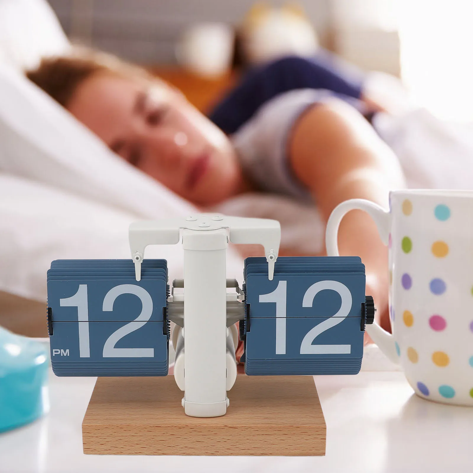 Цифровые часы с откидной крышкой регулируемые на батарейках большим количеством