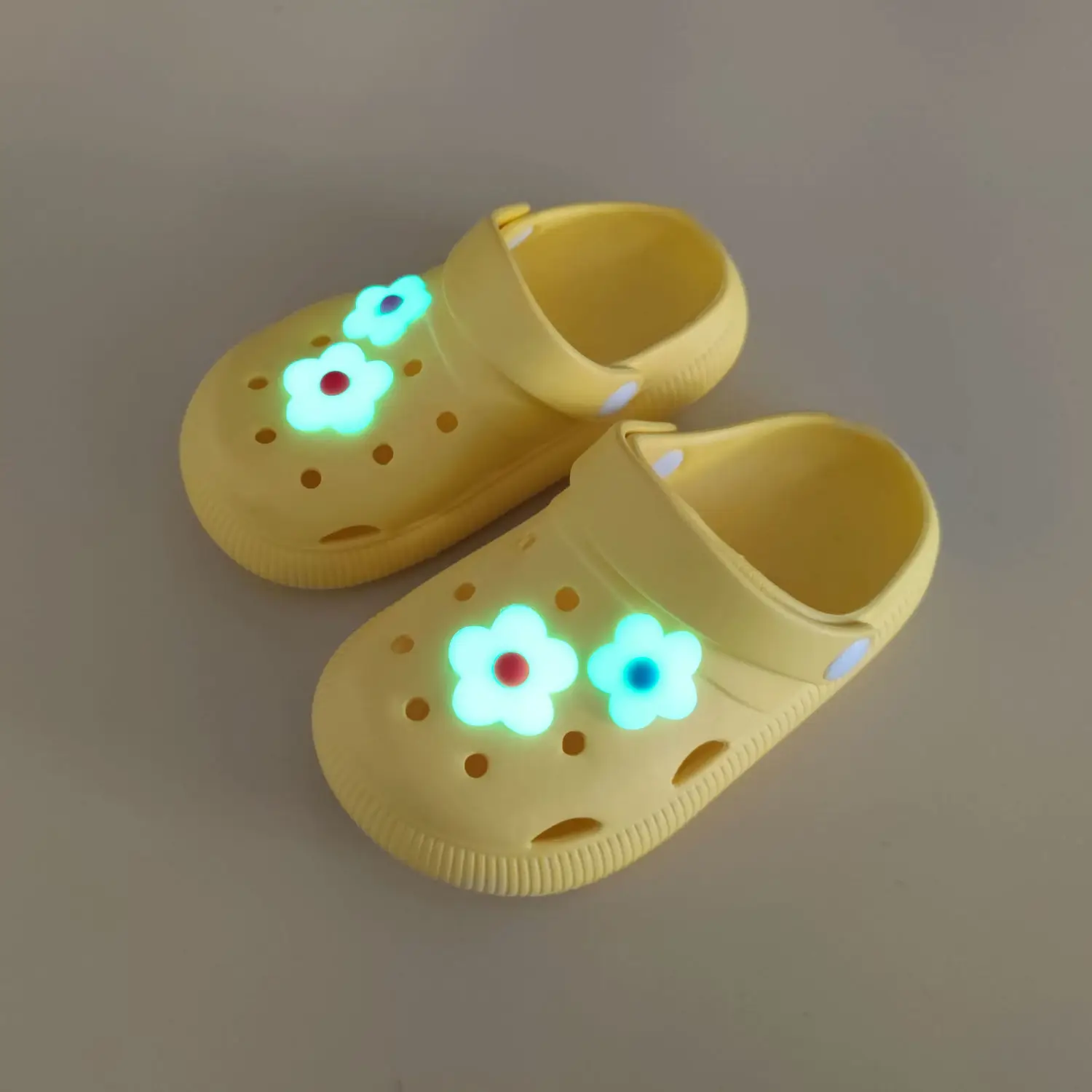 

2022 Summer New Girls Sandals and Slippers Kids Fashion Baotou Luminous Flowers Flat Bottom Baby Hole Beach Shoes Boutique