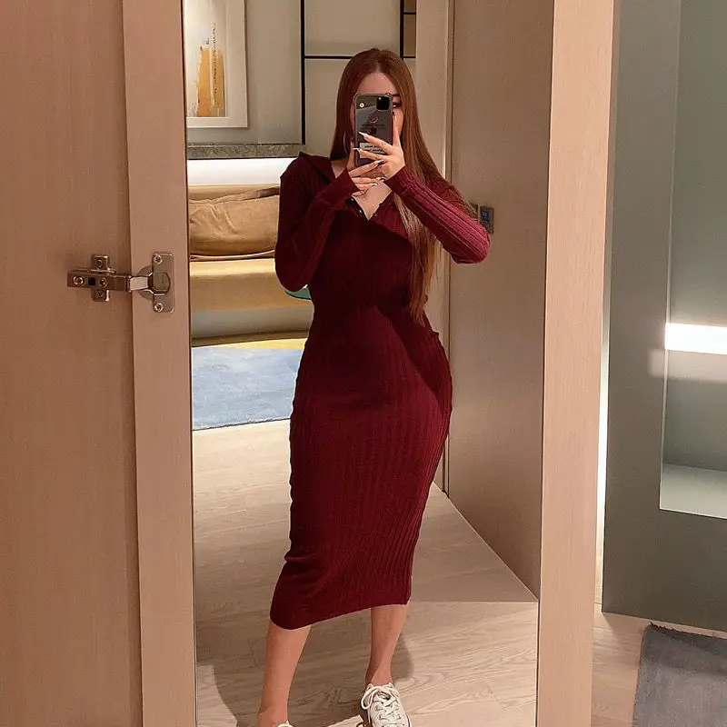 

Женское трикотажное платье-свитер с капюшоном и длинным рукавом