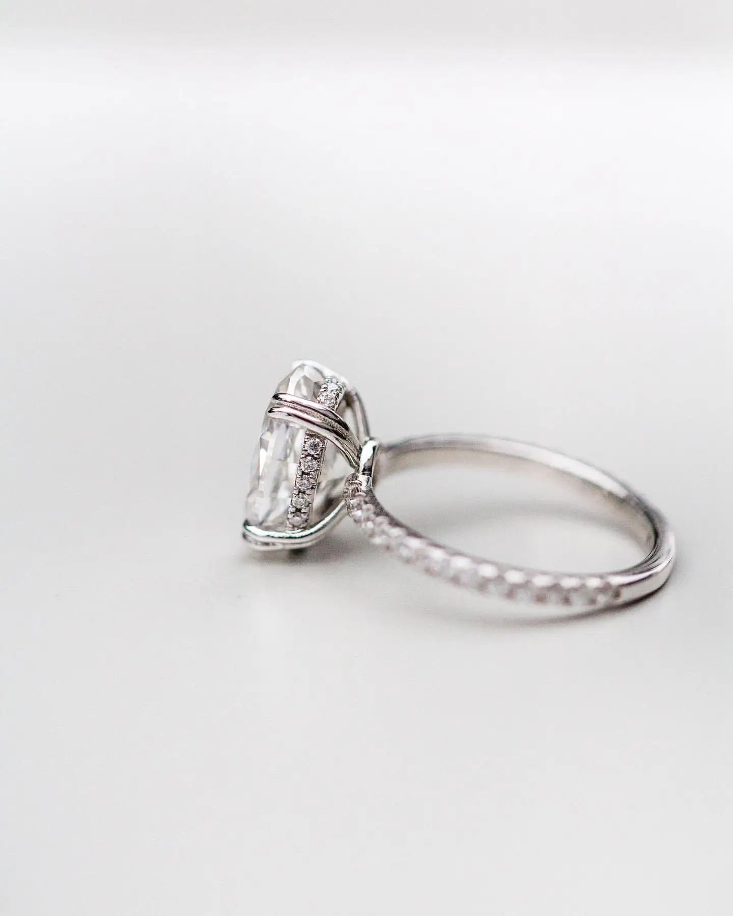 JOVOVASMILE  18k Gold Moissanite  Ring Woman 4.7 Carat 12x8mm Skinny Crushed Ice Oval White Moissanite Double Claw Prong