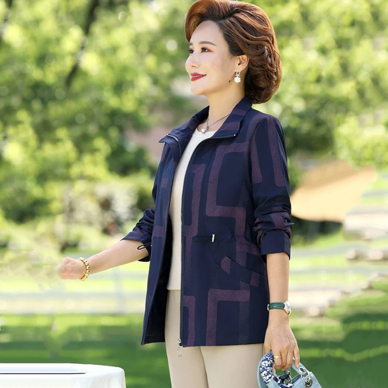 Рисунок 3 - Осеннее короткое пальто с принтом и длинными рукавами